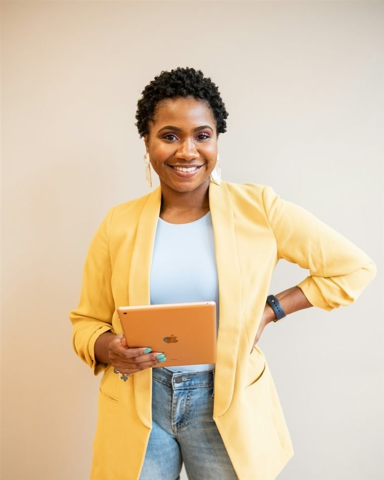 Une ambassadrice EduCore souriante, une tablette à la main